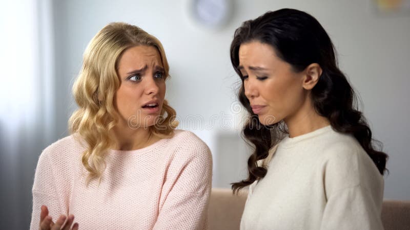 Mujer joven trastornada que dice al mejor amigo sobre su traici?n del novio, compasi?n imagen de archivo libre de regalías Mujer joven trastornada que dice al mejor amigo sobre su traici?n del novio, compasi?n imagen de archivo libre de regalías