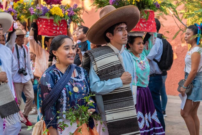 Mujer Joven Y Hombre Vestidos Con Ropa Tradicional Foto editorial - Imagen de america, hombre: 152864096 Mujer Joven Y Hombre Vestidos Con Ropa Tradicional Foto editorial - Imagen de america, hombre: 152864096