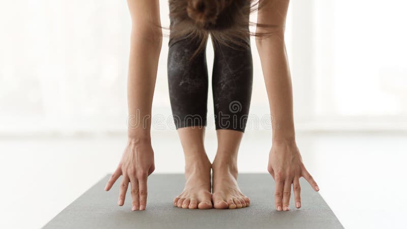 Mujer joven yogui practicando yoga, manos a la calle posar foto de archivo libre de regalías