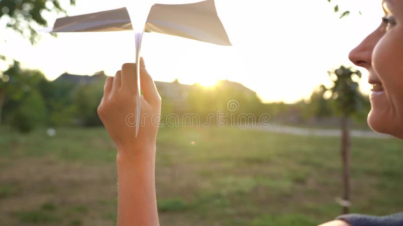 Mujer lanza avión de papel en el fondo del atardecer Soñando con viajar o con la profesión de una azafata Lento metrajes