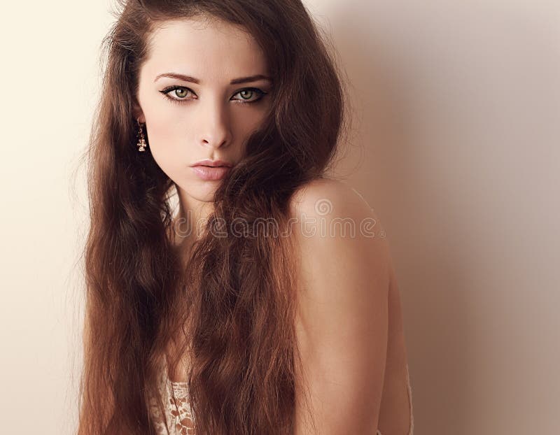 Download Mujer Larga Hermosa Del Pelo Que Parece Atractiva Imagen de archivo - Imagen de labios, hembra: 44850023