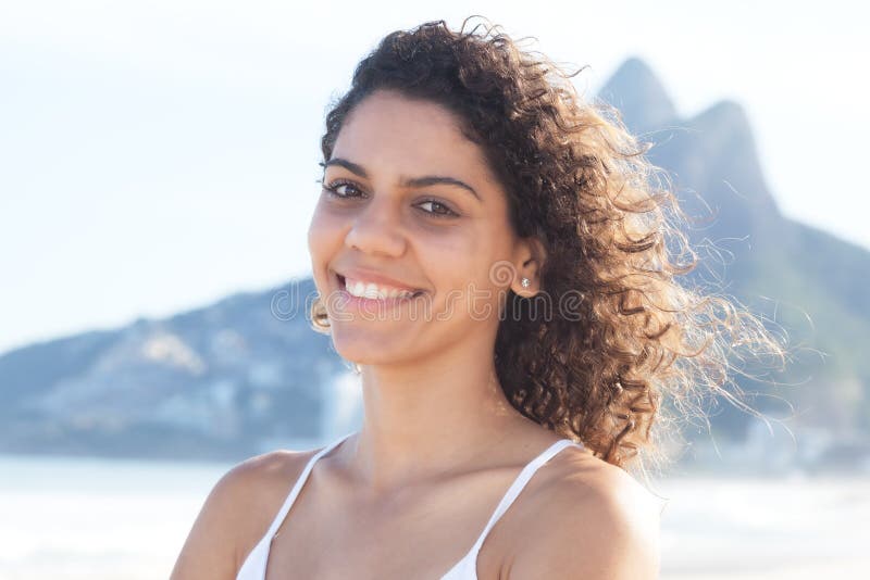 Mujer latina de risa con el pelo rizado en la playa en Rio de Janeiro imagen de archivo libre de regalías Mujer latina de risa con el pelo rizado en la playa en Rio de Janeiro imagen de archivo libre de regalías
