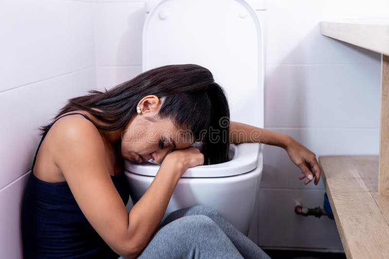 Mujer latina hermosa que se sienta en el cuarto de baño que sufre de la bulimia de la anorexia que siente triste y culpable deses fotos de archivo libres de regalías Mujer latina hermosa que se sienta en el cuarto de baño que sufre de la bulimia de la anorexia que siente triste y culpable deses fotos de archivo libres de regalías