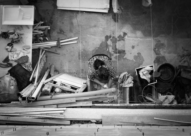 Mujer Latina Lavando Ropa a Mano En Un Patio Trasero Desordenado. Vista Descendente En Blanco Foto editorial - Imagen de desigualdad, mundo: 211178246