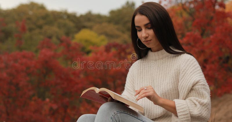 Mujer leyendo libro sentado en el bosque de otoÃ±o Mujer leyendo libro sentado en la naturaleza tomando tÃ©, colorido otoÃ±o