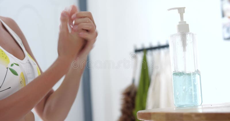Mujer limpiando sus manos