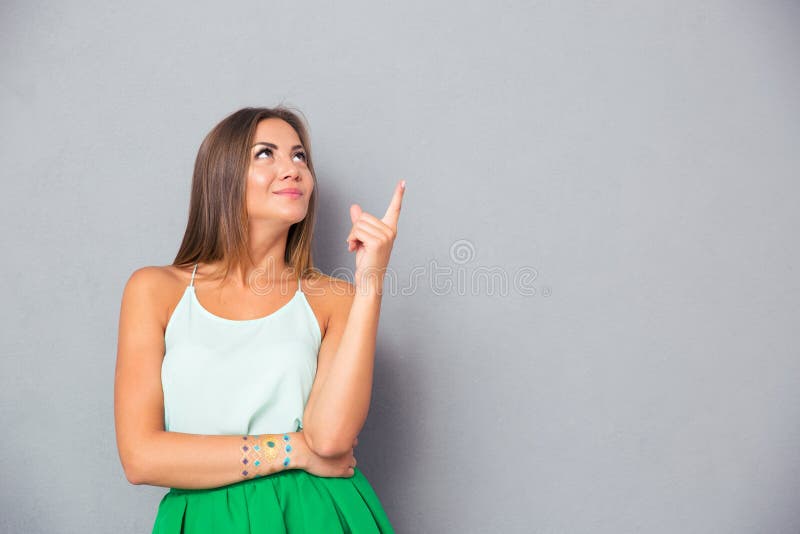 Mujer linda feliz que destaca el finger fotografía de archivo libre de regalías Mujer linda feliz que destaca el finger fotografía de archivo libre de regalías