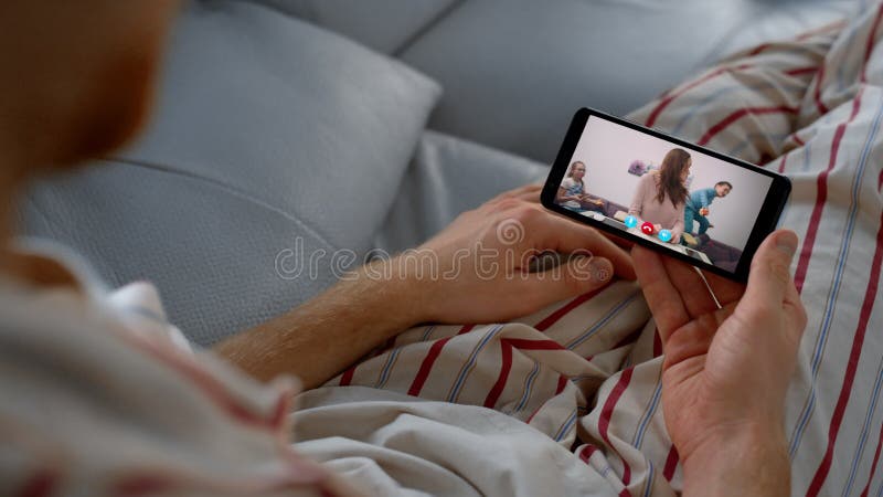 Mujer llamando a su marido en línea en el armario de la pantalla del smartphone. hombre relajado hablando almacen de metraje de vídeo