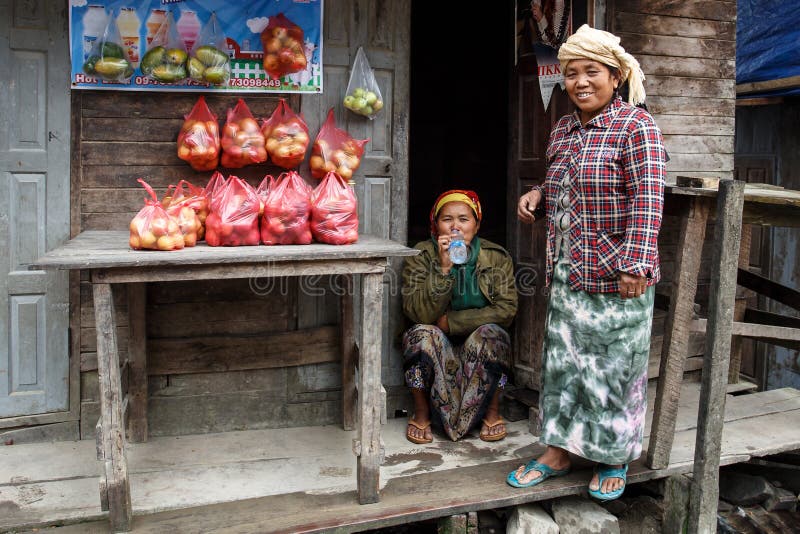 Mujer local que vende manzanas en Chin State, Myanmar imagenes de archivo