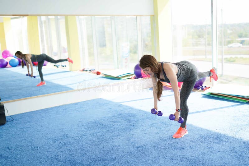 Mujer madura de la aptitud que se resuelve con pesas de gimnasia Forma de vida sana imagenes de archivo Mujer madura de la aptitud que se resuelve con pesas de gimnasia Forma de vida sana imagenes de archivo