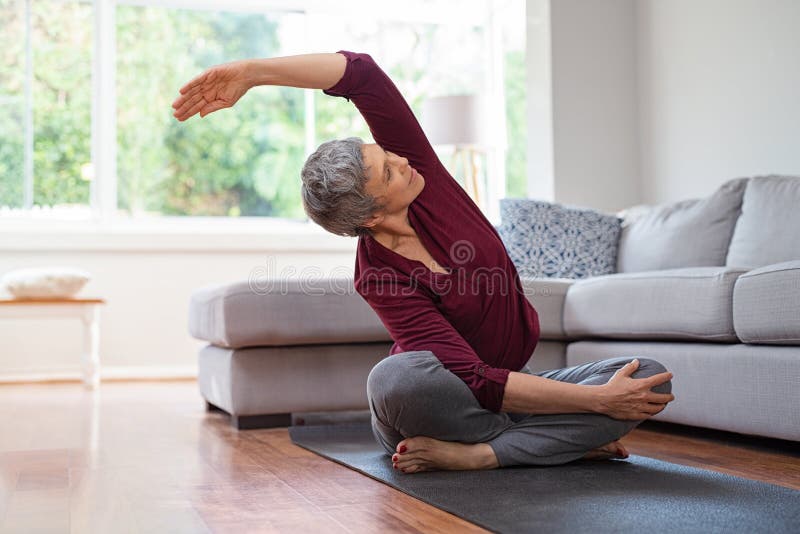 Mujer madura en actitud de la yoga imagen de archivo