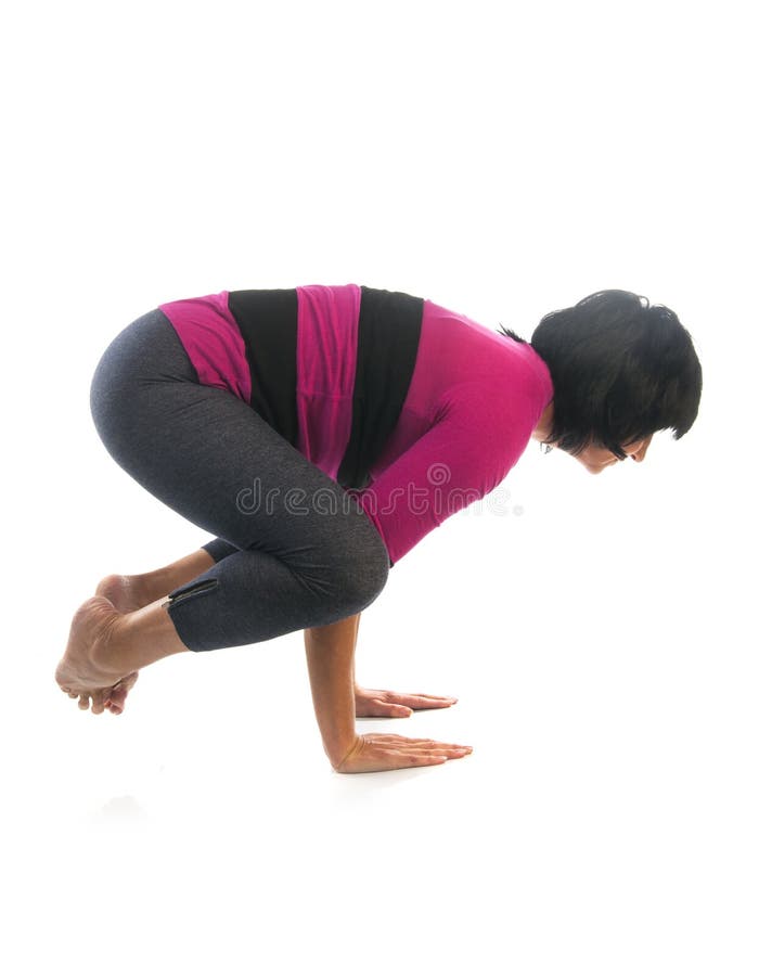 Mujer madura en actitud de la yoga de Bakasana fotos de archivo libres de regalías Mujer madura en actitud de la yoga de Bakasana fotos de archivo libres de regalías