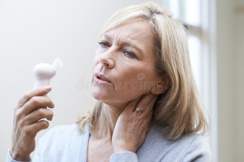Mujer madura que experimenta rubor caliente de la menopausia imagen de archivo Mujer madura que experimenta rubor caliente de la menopausia imagen de archivo
