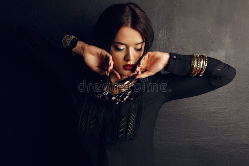 Mujer magnífica con el pelo oscuro y maquillaje brillante con la joya lujosa foto de archivo Mujer magnífica con el pelo oscuro y maquillaje brillante con la joya lujosa foto de archivo