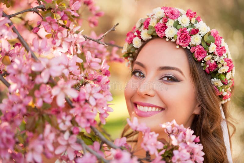 Mujer magnífica del maquillaje de la primavera fotos de archivo libres de regalías Mujer magnífica del maquillaje de la primavera fotos de archivo libres de regalías