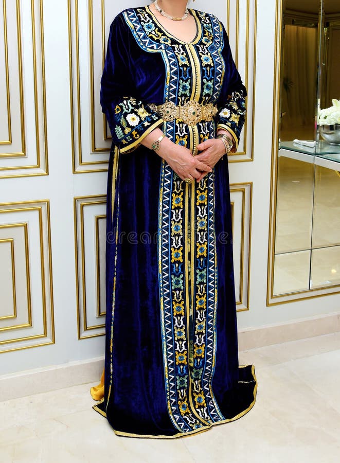 Mujer Marroquí Con Kaftan Azul Con Bordado Dorado. Imagen de archivo -  Imagen de belleza, hermoso: 270179697