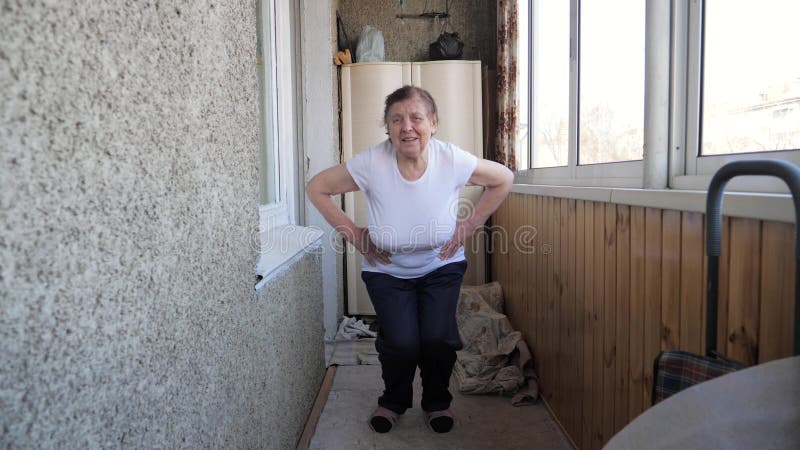 Mujer mayor mayor activa que hace ejercicios de la mañana en el mirador