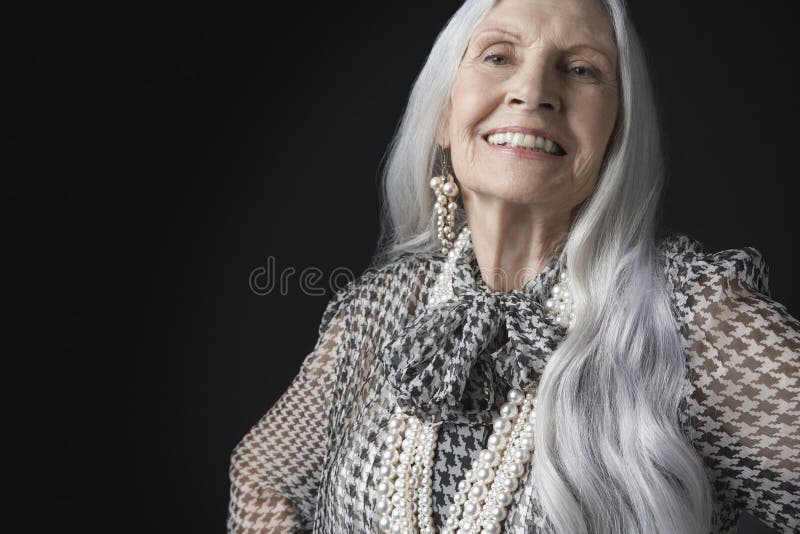 Mujer mayor con Gray Hair Smiling largo