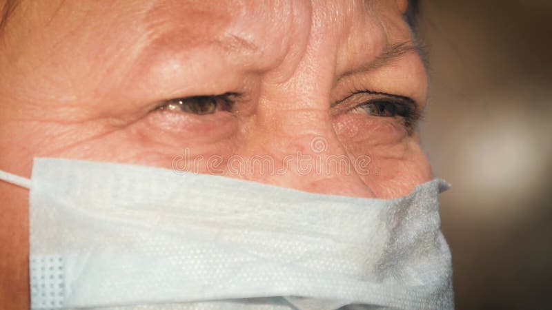 Mujer mayor con máscara médica para protegerla del virus. concepto de coronavirus pandémico.