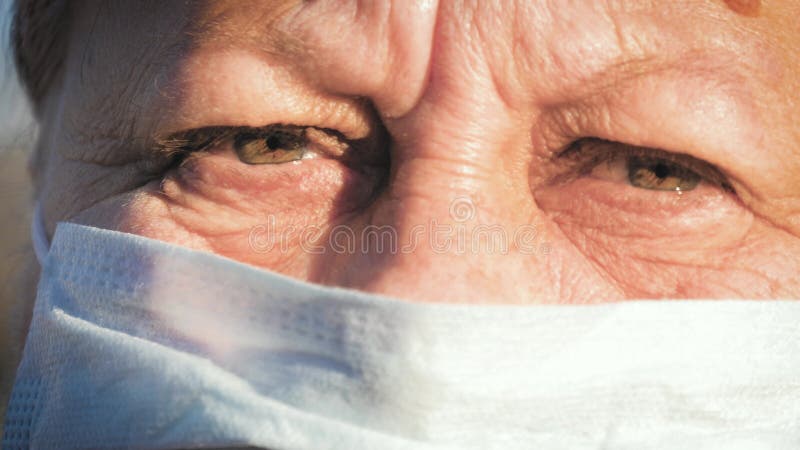 Mujer mayor con máscara médica para protegerla del virus. concepto de coronavirus pandémico.