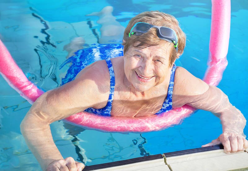 Mujer Mayor De 50 Años En Traje De Baño De Gafas Deportivas Haciendo Aqua  Fitness Con Fideos De Natación En La Piscina. Imagen de archivo - Imagen de  anteojos, feliz: 277082711