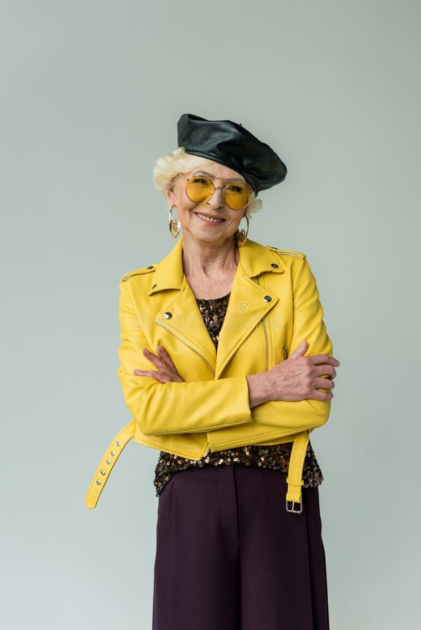 Mujer Mayor De Moda En Chaqueta Cuero Y Gafas De Sol Amarillas, Foto de archivo - Imagen de europeo, modelado: 119764724