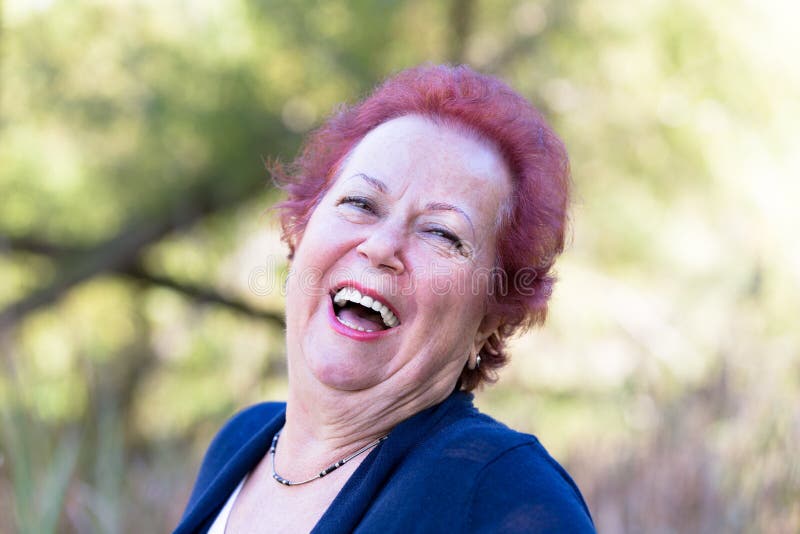 Mujer mayor entusiasta que da una risa auténtica