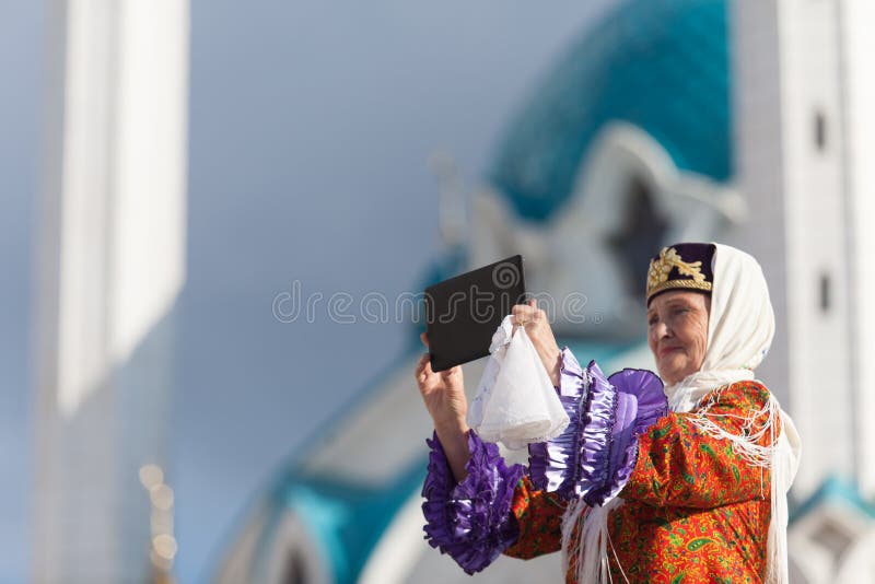 Mujer mayor feliz en ciudad usando la lectura del ordenador de la PC de la tableta del ipad, m fotos de archivo libres de regalías Mujer mayor feliz en ciudad usando la lectura del ordenador de la PC de la tableta del ipad, m fotos de archivo libres de regalías