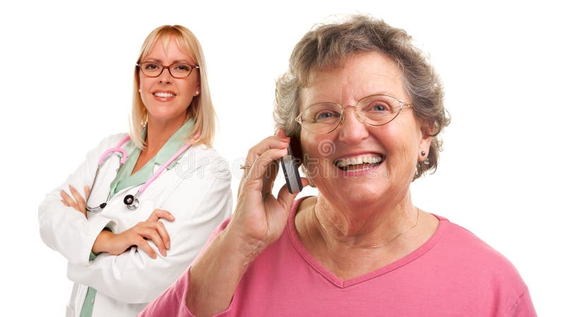 Mujer mayor que usa el teléfono celular con el doctor de sexo femenino foto de archivo Mujer mayor que usa el teléfono celular con el doctor de sexo femenino foto de archivo