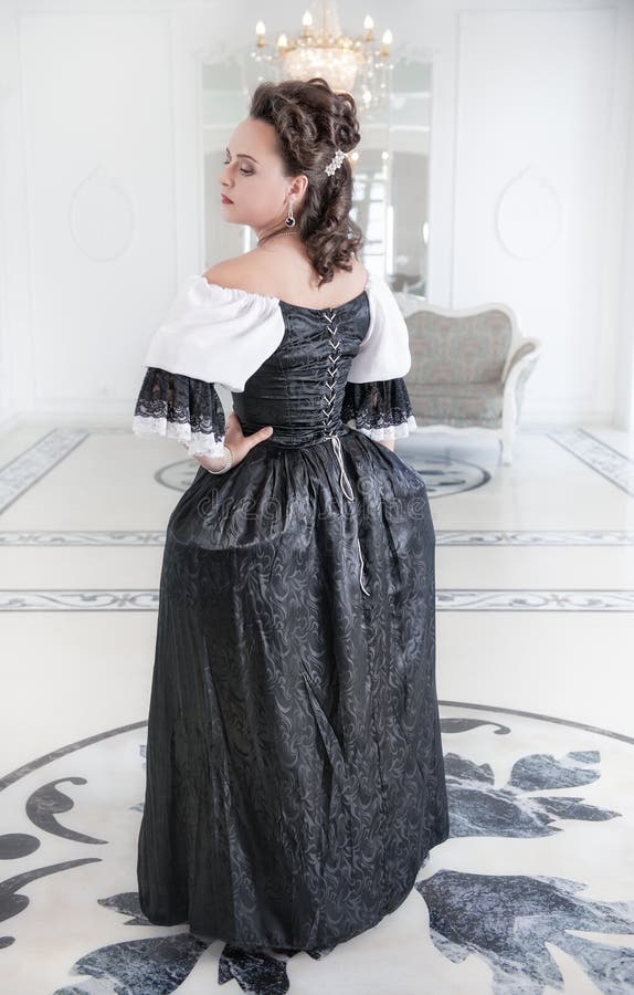 Ofensa escala Empotrar Mujer Medieval Hermosa En Vestido Blanco Y Negro Foto de archivo - Imagen  de traje, retroceder: 104258962