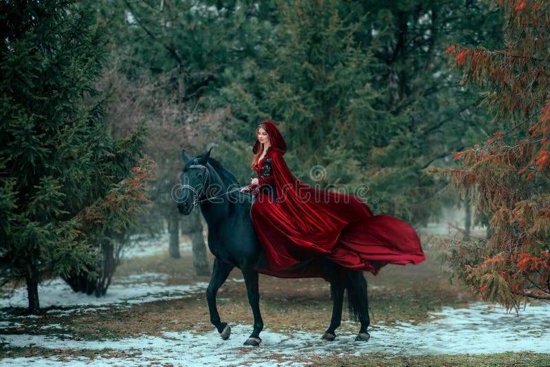 Mujer Medieval Princesa En Vestido Rojo Se Sienta Astride Caballo Corcel  Negro. Chica Jinete En Vintage Capa Cabo Tren Vuela En Foto de archivo -  Imagen de negro, pelo: 216317872