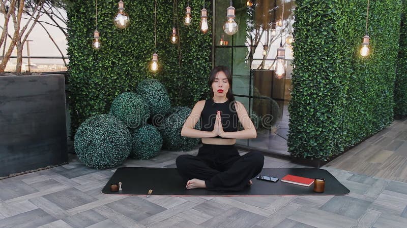 Mujer meditación karemat almacen de video