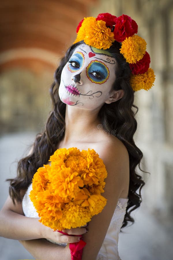 Mujer Mexicana Hermosa Con El Vestido De Boda Y El Maquillaje Catrina Foto  de archivo - Imagen de misterio, arte: 86987160