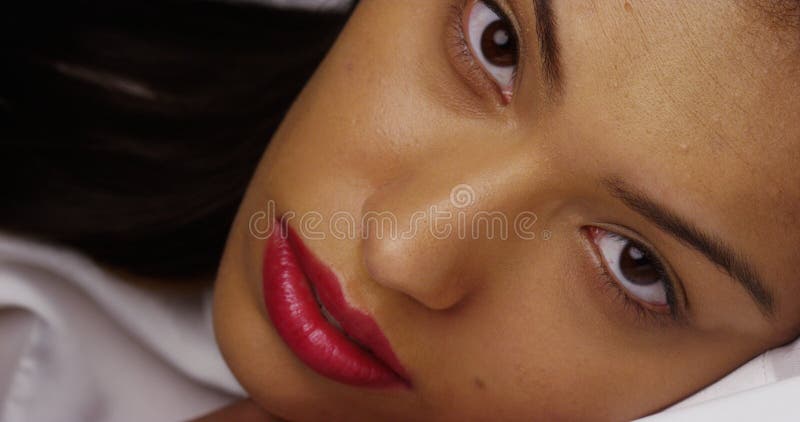 Mujer mexicana hermosa que se acuesta y que mira la cámara fotografía de archivo Mujer mexicana hermosa que se acuesta y que mira la cámara fotografía de archivo