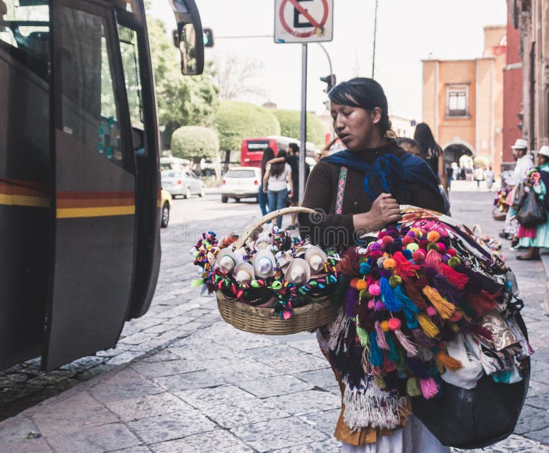 
<br>Por prietas y feas, edil priísta no deja vender a mujeres en San Miguel de Allende