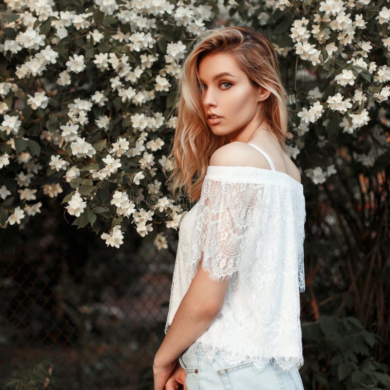 Sofisticado Frente al mar Prohibir Mujer Modelo Americana Joven Hermosa En El Vestido Blanco Del Cordón Imagen  de archivo - Imagen de fresco, exterior: 124249955