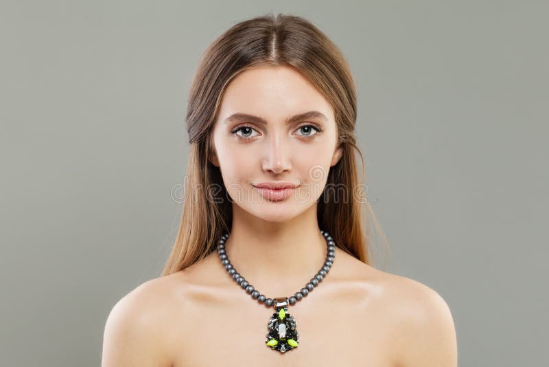 Mujer modelo hermosa en collar de las perlas fotos de archivo libres de regalías Mujer modelo hermosa en collar de las perlas fotos de archivo libres de regalías