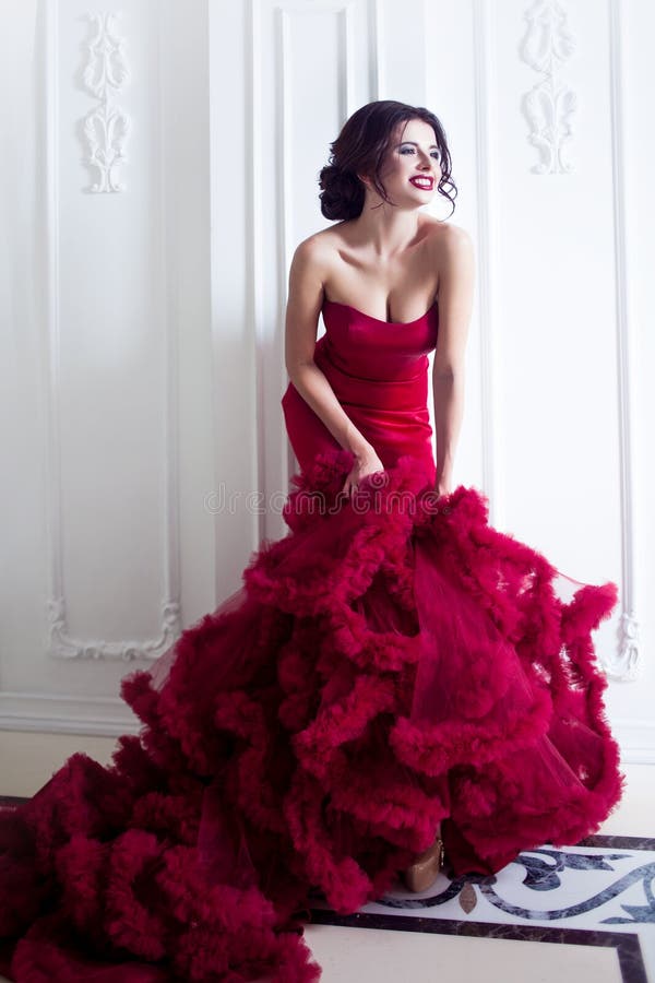 Mujer Modelo Morena De La Belleza En La Igualación Del Vestido Rojo  Maquillaje De Lujo Y Peinado De La Moda Hermosa, Integrales Foto de archivo  - Imagen de encanto, hermoso: 68149890