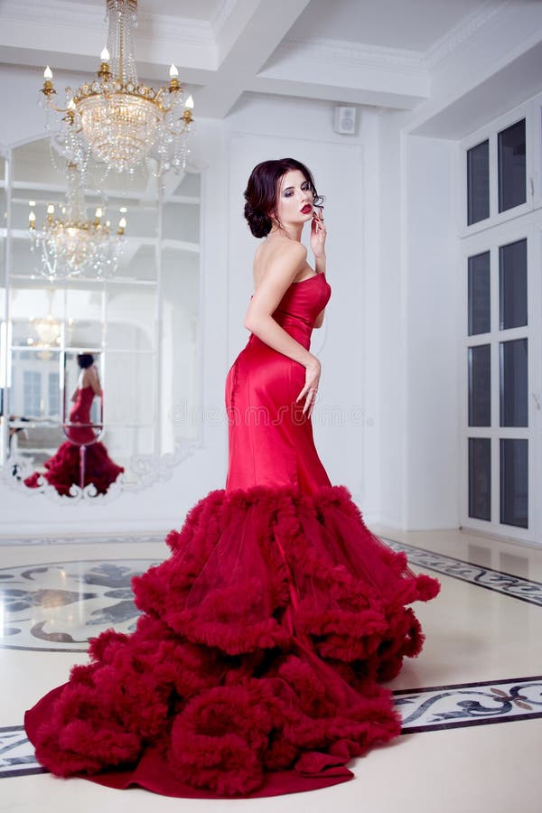 Mujer modelo morena de la belleza en la igualación del vestido rojo Maquillaje de lujo y peinado de la moda hermosa, integrales fotos de archivo Mujer modelo morena de la belleza en la igualación del vestido rojo Maquillaje de lujo y peinado de la moda hermosa, integrales fotos de archivo