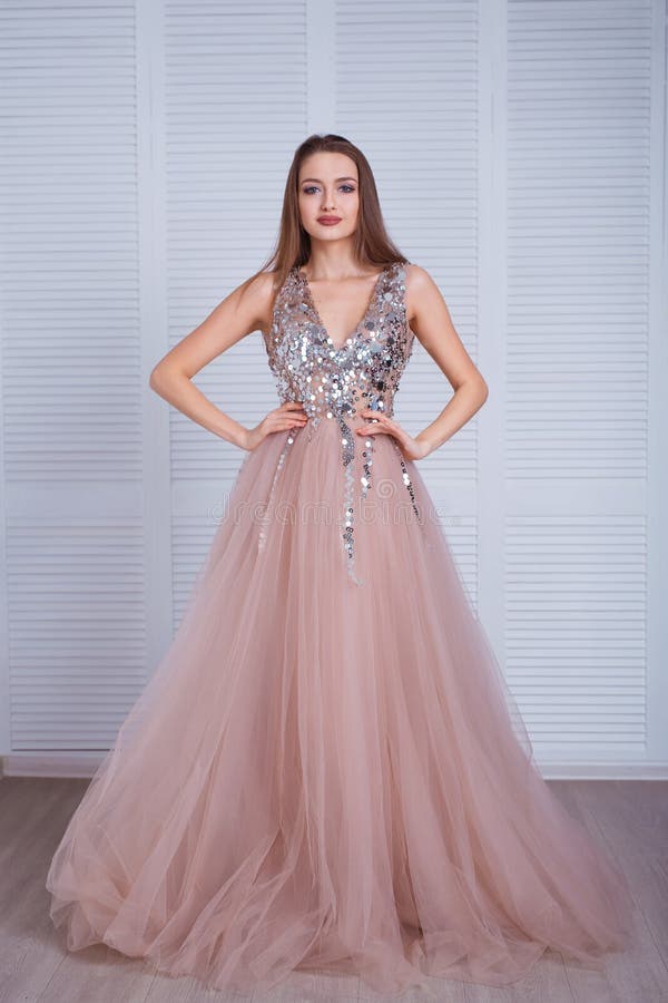 Mujer Modelo Morena De La Belleza En Vestido De Noche Maquillaje De Lujo Y Peinado De La Moda Hermosa Silueta Atractiva De La Muc Imagen de archivo - Imagen de rojo, elegante: Mujer Modelo Morena De La Belleza En Vestido De Noche Maquillaje De Lujo Y Peinado De La Moda Hermosa Silueta Atractiva De La Muc Imagen de archivo - Imagen de rojo, elegante: