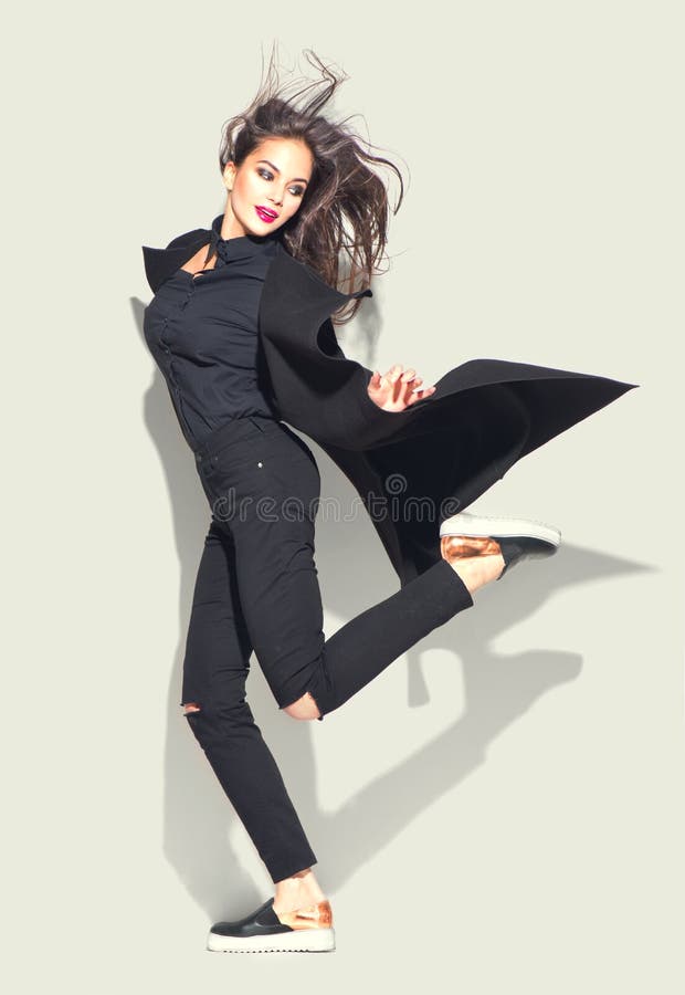 Mujer Modelo Posando Con De Moda. Estilo Negro Foto de - Imagen de capa, arrancar: 157968886