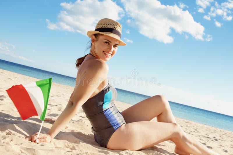 Mujer Sonriente En Ropa Playa Con La Bandera Italiana En La Imagen de archivo - Imagen de retrato, mujer: