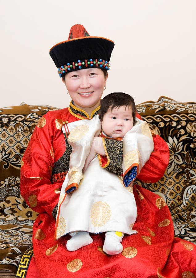 Mujer Y Bebe Mongoles Foto De Archivo Imagen De Comodidad