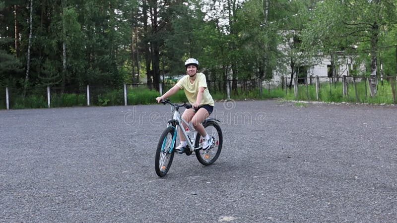 Mujer montando bicicleta en el andén en verano metrajes
