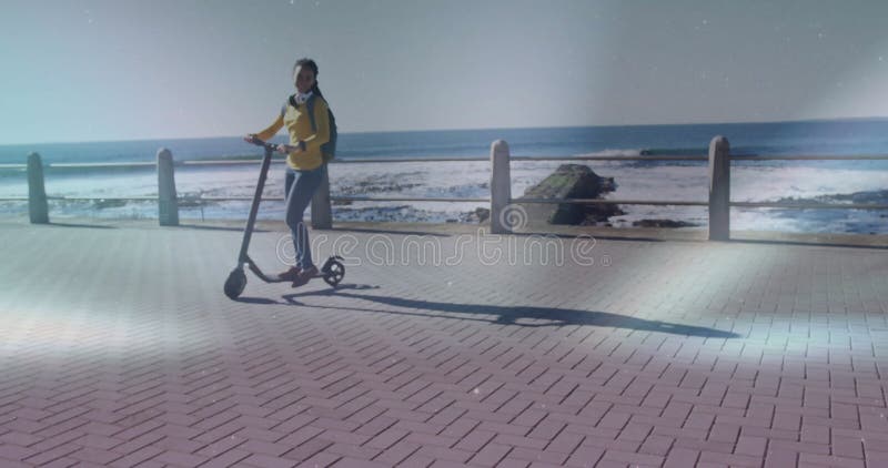 Mujer montando una motocicleta a lo largo de una avenida costera mostrando datos de campaña de marketing con gráficos flotantes almacen de video