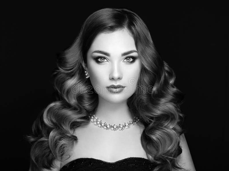 Mujer morena con el pelo ondulado brillante largo fotografía de archivo Mujer morena con el pelo ondulado brillante largo fotografía de archivo
