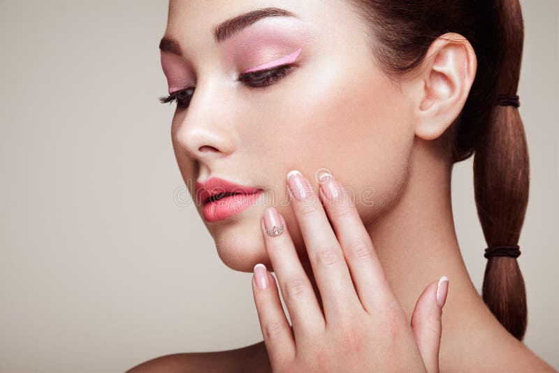 Mujer morena de la belleza con maquillaje perfecto foto de archivo Mujer morena de la belleza con maquillaje perfecto foto de archivo