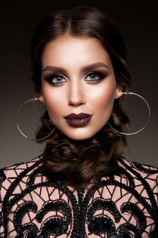 Mujer Morena De La Belleza Con Maquillaje Perfecto Maquillaje Profesional Hermoso Del Día De Fiesta Foto de archivo profesional de dia Mujer Morena De La Belleza Con Maquillaje Perfecto Maquillaje Profesional Hermoso Del Día De Fiesta Foto de archivo