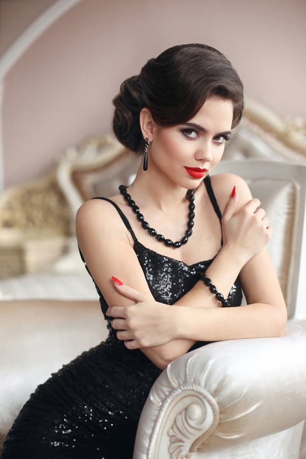 Mujer morena elegante de la moda de la belleza con el maquillaje rojo de los labios, retr fotos de archivo libres de regalías Mujer morena elegante de la moda de la belleza con el maquillaje rojo de los labios, retr fotos de archivo libres de regalías
