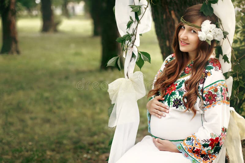 Mujer Morena Embarazada Hermosa En Vestido Blanco Bordado Encendido Imagen archivo - Imagen atractivo, padre:
